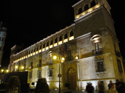 El Palacio de los Guzmanes en la nocturnidad.