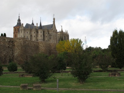 Parque de El Melgar y el palacio de Gaudí.