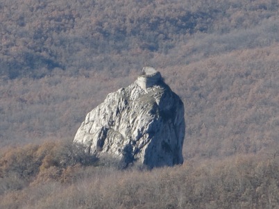 Se ve el Marutegi y los restos de su torre.